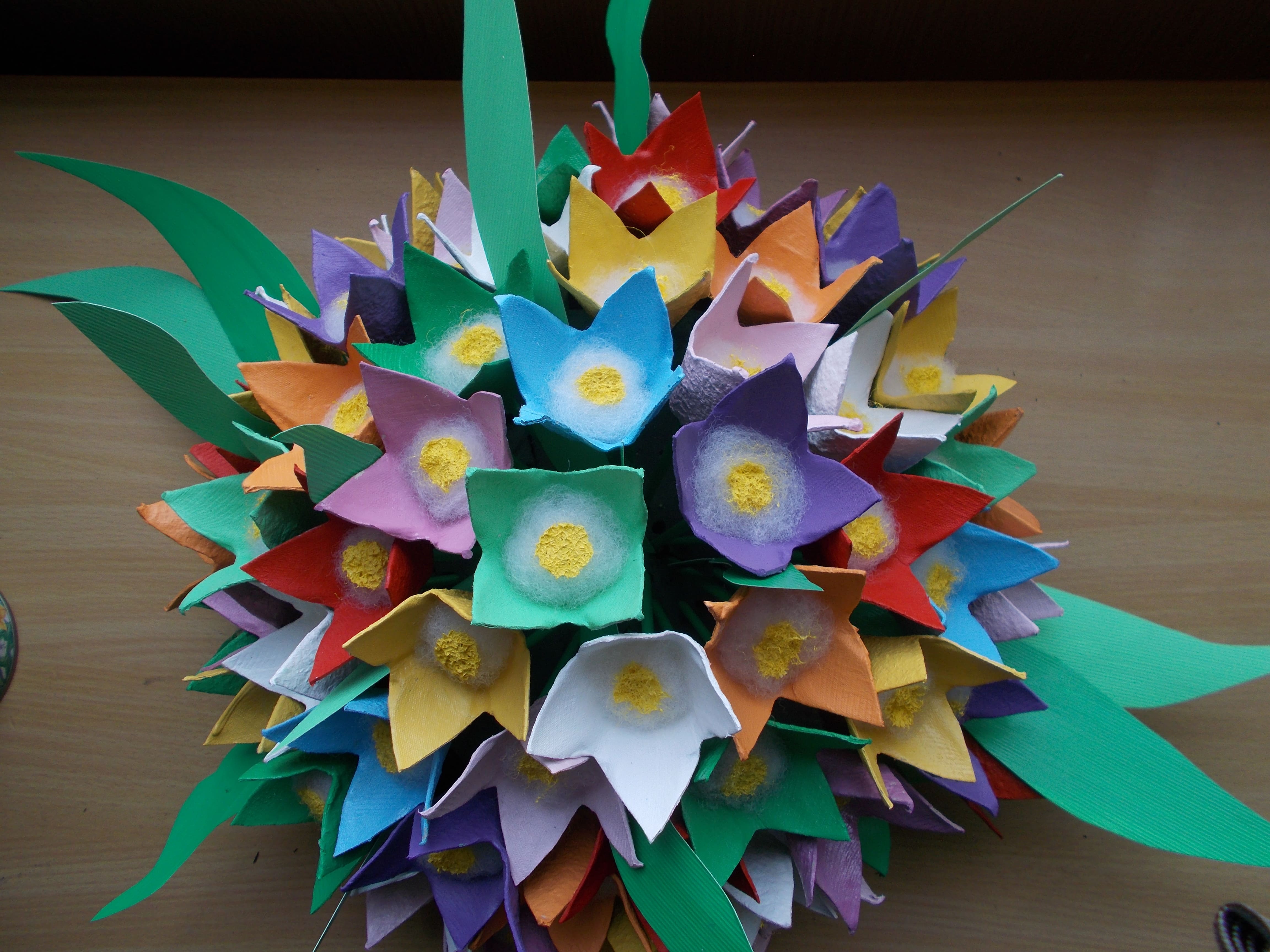 artes flores feitas com as caixas de ovos