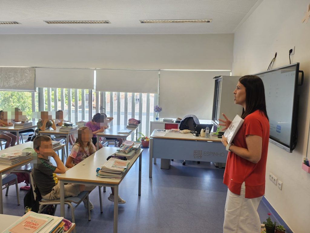 Foto Escola Básica de Anta (leitura da história na turma do regular)